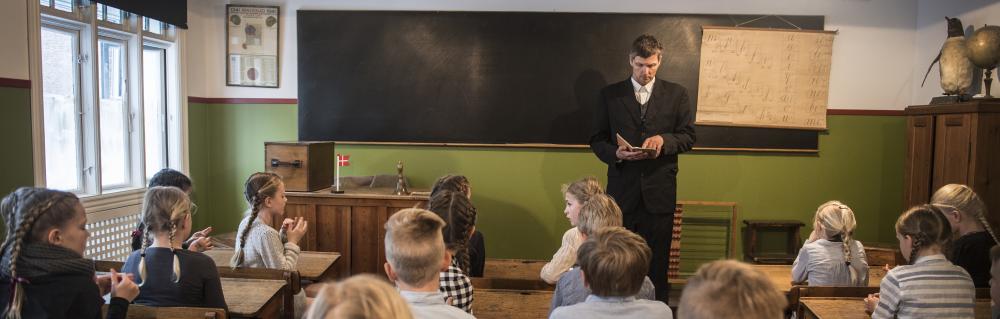 Den gamle skolestue hvor elever undervises som i 1940'erne