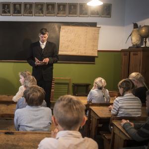 Den gamle skolestue hvor elever undervises som i 1940'erne Den gamle skolestue hvor elever undervises som i 1940'erne